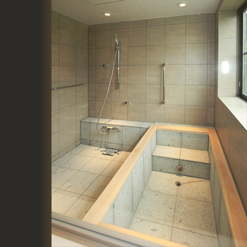開放感のある浴室と天然石＋天然木の浴槽！/No:G-0177_037